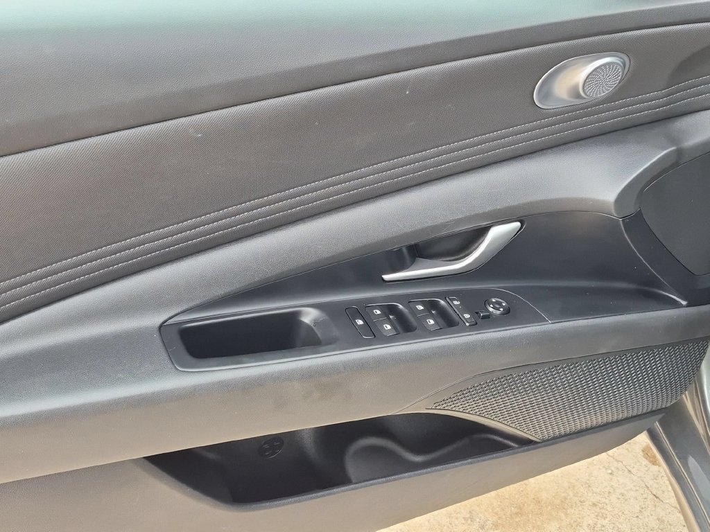 Used 2025 Hyundai Elantra SEL FWD image 11