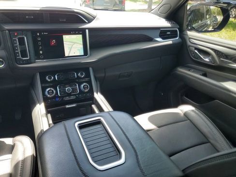 Used 2023 GMC Yukon XL Denali AWD/4WD image 17