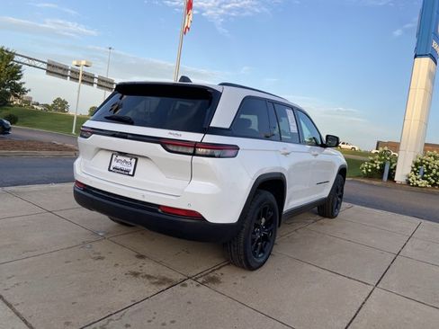 Used 2024 Jeep Grand Cherokee Altitude RWD image 11