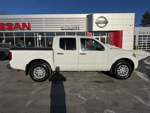 Used 2019 Nissan Frontier SV image 2