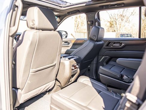 Used 2026 GMC Yukon Denali w/ Sun & Power Step Package AWD/4WD image 32