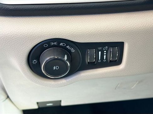 Used 2023 Chrysler Pacifica Touring-L image 10