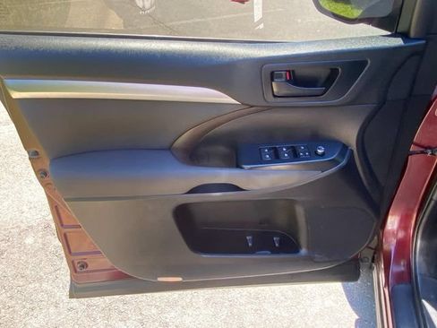 Used 2019 Toyota Highlander LE FWD image 13
