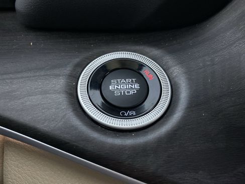 Used 2022 Jeep Grand Cherokee Limited image 9