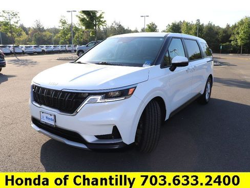 Used 2024 Kia Carnival LX FWD image 3