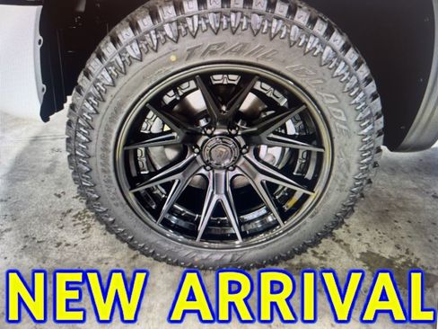 Used 2024 Nissan Titan PRO-4X w/ Pro-4x Convenience Package image 9