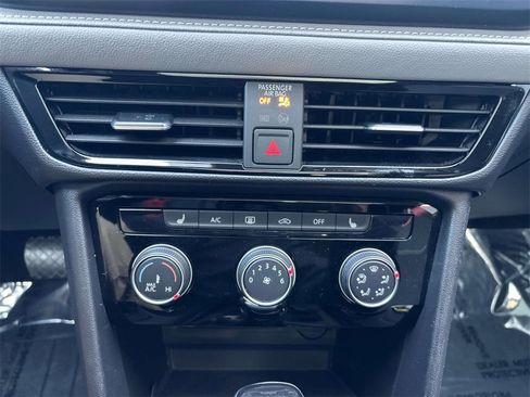 Used 2023 Volkswagen Taos SE w/ Panoramic Sunroof Package image 25