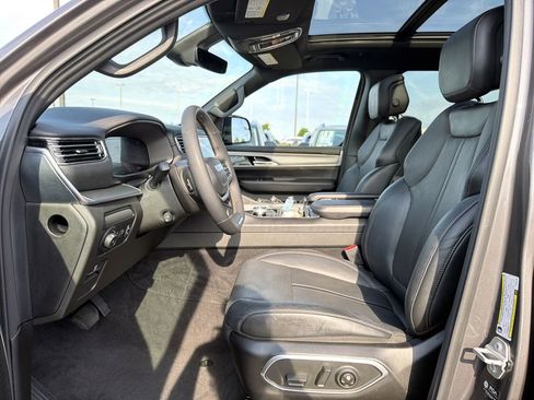 Used 2023 Jeep Wagoneer Series II AWD/4WD image 11