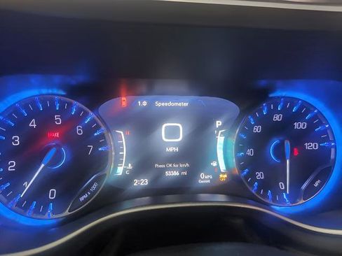 Used 2024 Chrysler Pacifica Touring-L image 10