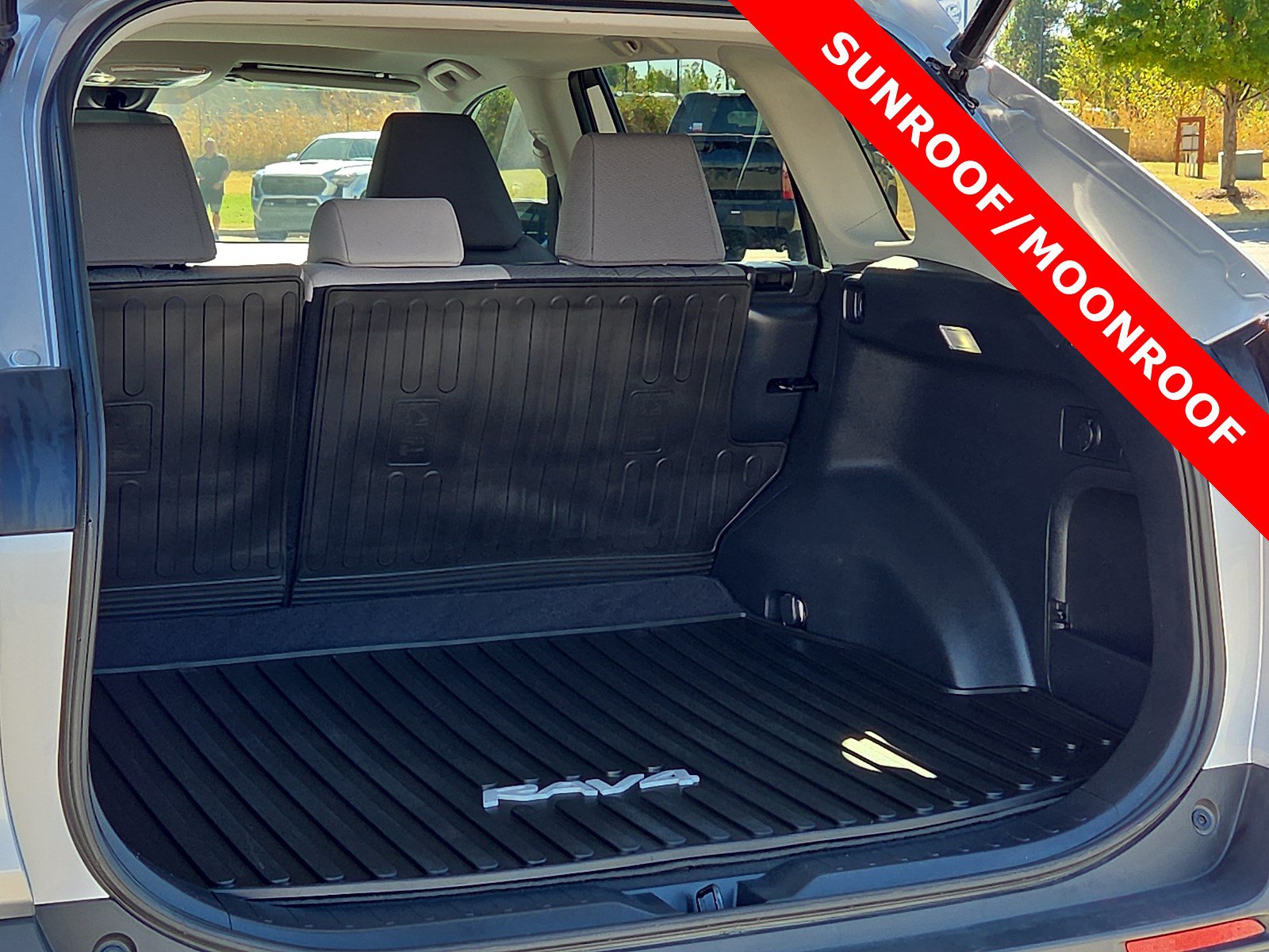 Used 2022 Toyota RAV4 XLE w/ Convenience Package AWD/4WD image 9