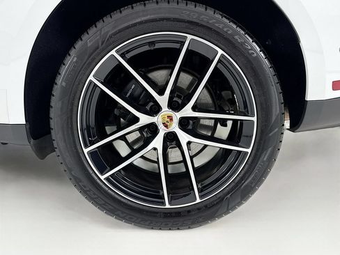 Certified 2023 Porsche Macan AWD/4WD image 32