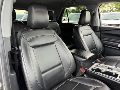 Used 2022 Ford Explorer XLT w/ Equipment Group 202A AWD/4WD image 21