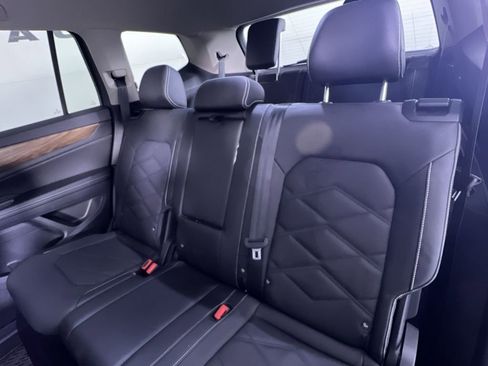 Used 2025 Volkswagen Atlas SE image 25