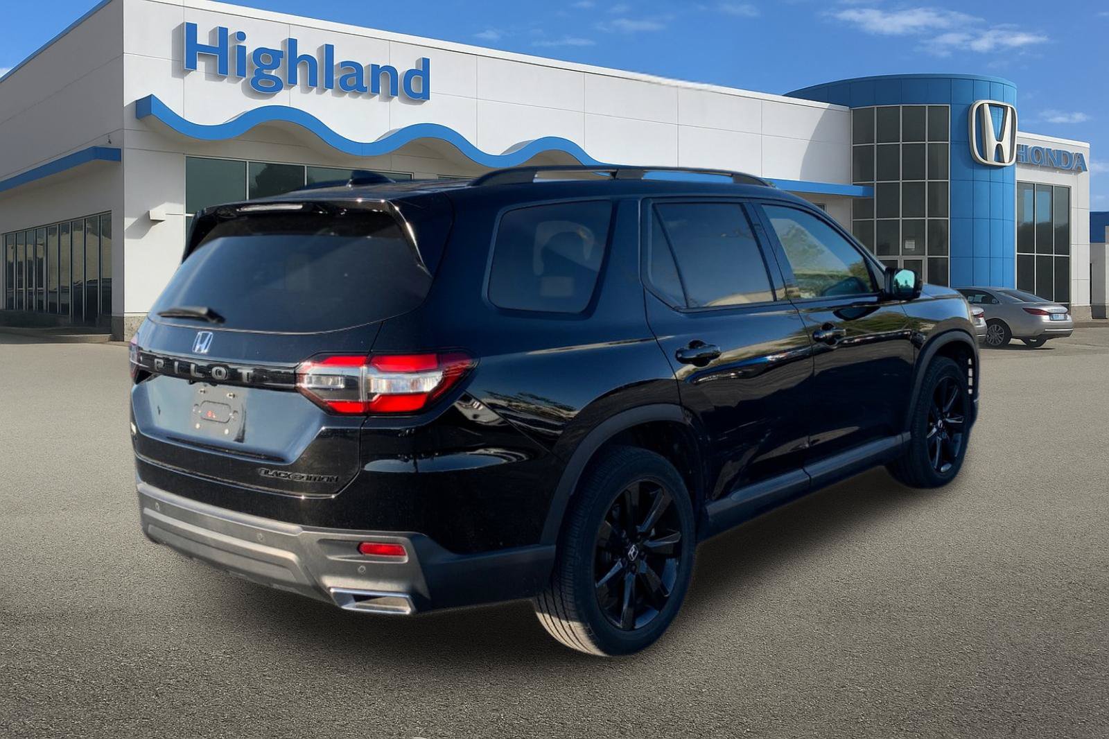 Used 2025 Honda Pilot Black Edition image 5