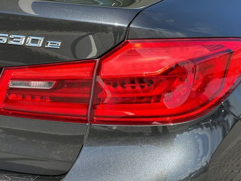 Used 2019 BMW 530e w/ M Sport Package image 32