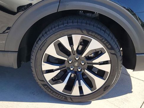 Certified 2025 Ford Explorer Platinum w/ LUX Leather Package image 16