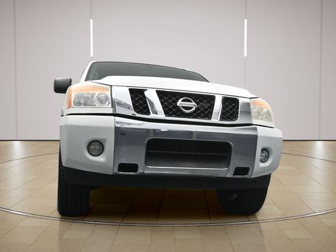 Used 2015 Nissan Titan SV w/ SV Value Truck Package RWD image 17