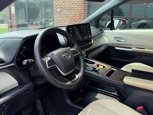 Used 2023 Toyota Sienna XSE FWD image 32