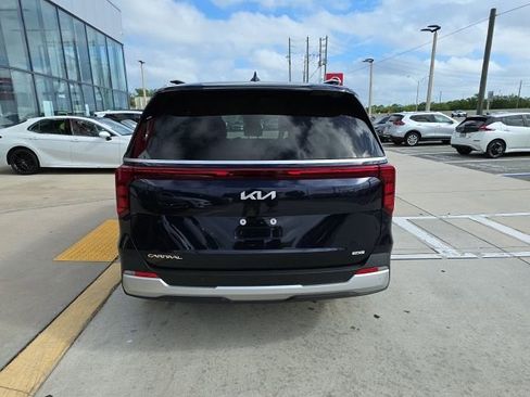 Used 2025 Kia Carnival EX image 5