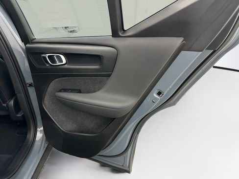 Used 2023 Volvo XC40 B5 Plus AWD/4WD image 33