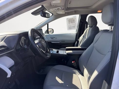 Certified 2026 Toyota Sienna XLE FWD image 9