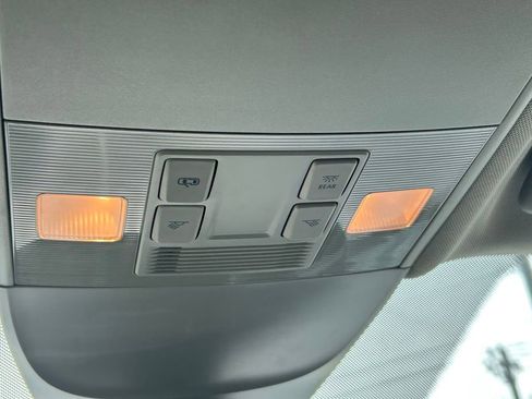 Used 2025 Volkswagen Taos SE FWD image 17