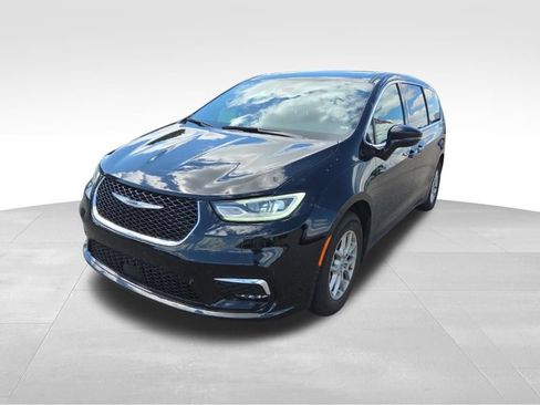 Used 2025 Chrysler Pacifica Select FWD image 8