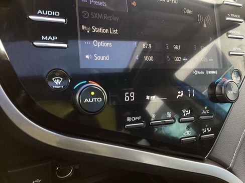 Used 2020 Toyota Camry SE w/ Sunroof Package image 15