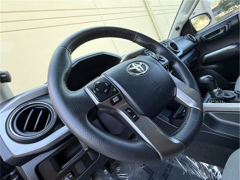 Used 2017 Toyota Tacoma SR5 w/ Tow Package RWD image 10