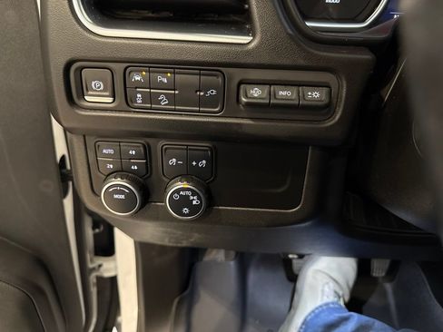 Used 2021 Chevrolet Tahoe Premier AWD/4WD image 36