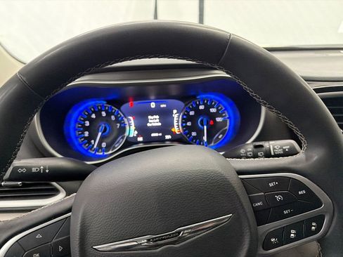 Used 2023 Chrysler Pacifica Touring-L FWD image 29