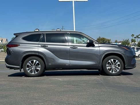 Used 2021 Toyota Highlander XLE image 6