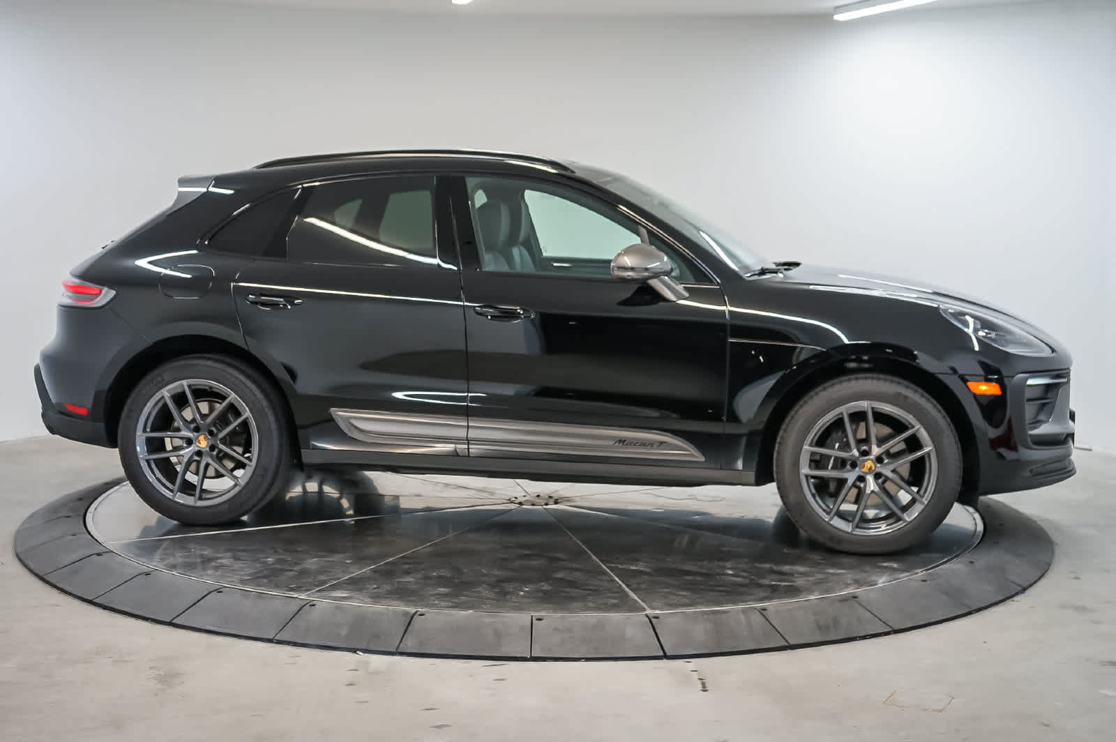 Certified 2026 Porsche Macan Turbo AWD/4WD image 8
