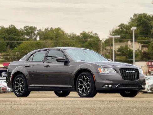 Used 2018 Chrysler 300 S image 1