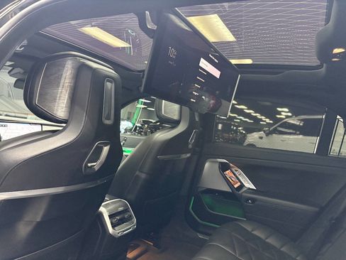 Used 2025 BMW 740i w/ Premium Package image 34