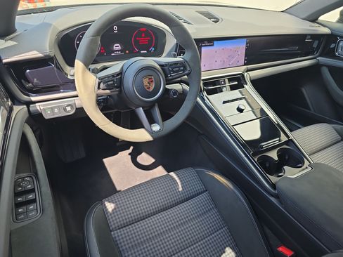 Used 2024 Porsche Panamera image 4