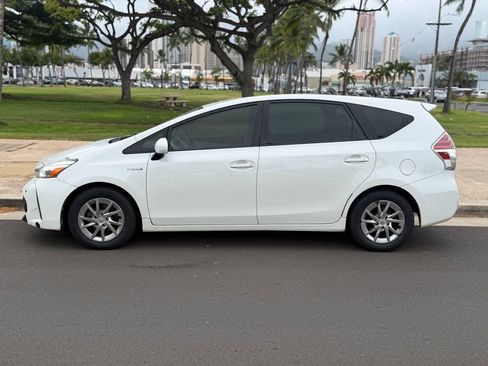 Used 2016 Toyota Prius V Five FWD image 2