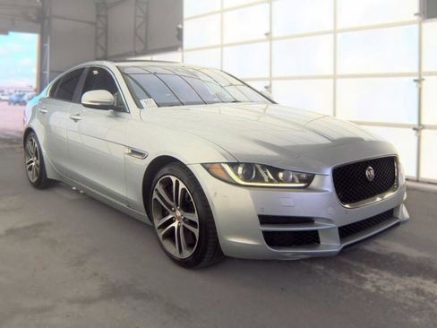 Used 2017 Jaguar XE Premium RWD image 4