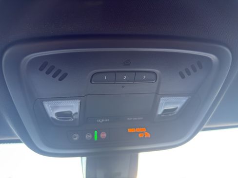 Used 2023 Chevrolet Traverse LT image 24