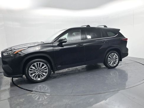 New 2026 Toyota Highlander Platinum image 4