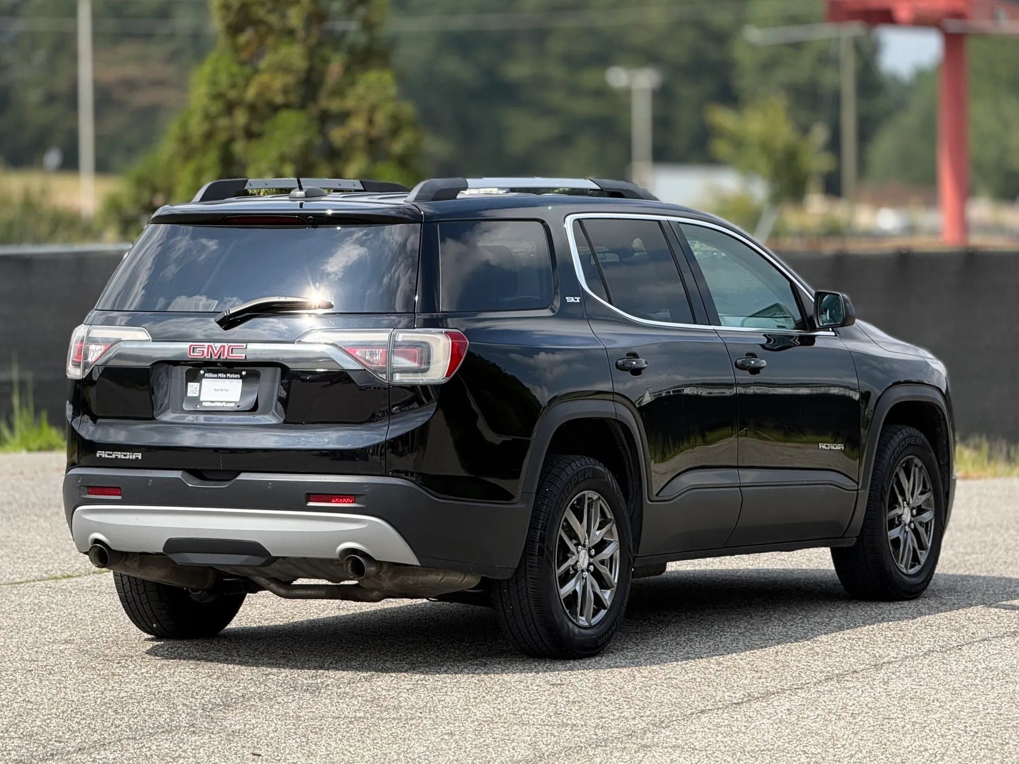 Used 2017 GMC Acadia SLT w/ LPO, Black Accent Package FWD image 9