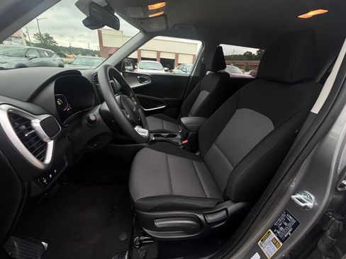 Used 2025 Kia Soul LX w/ LX Technology Package FWD image 25