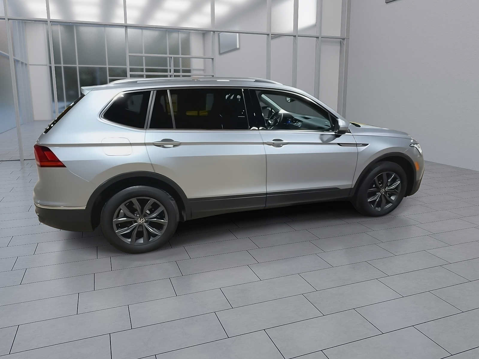 Used 2023 Volkswagen Tiguan SE w/ Panoramic Sunroof Package FWD image 9