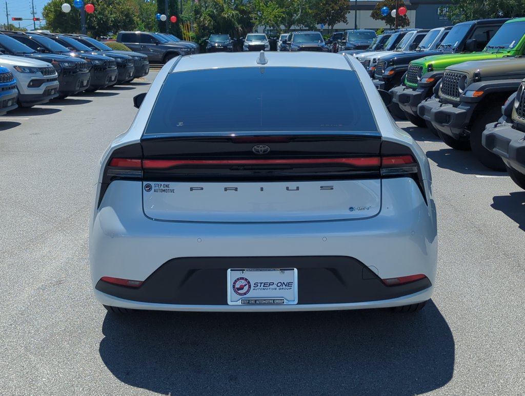 Used 2025 Toyota Prius LE FWD image 5