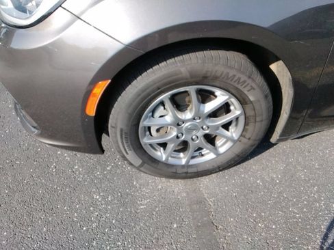 Used 2021 Chrysler Pacifica Touring w/ Cold Weather Group FWD image 6