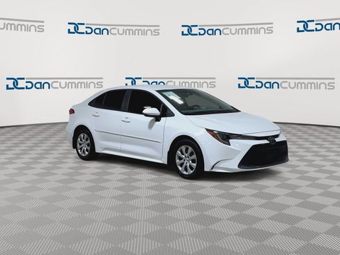 Used 2022 Toyota Corolla LE FWD image 2