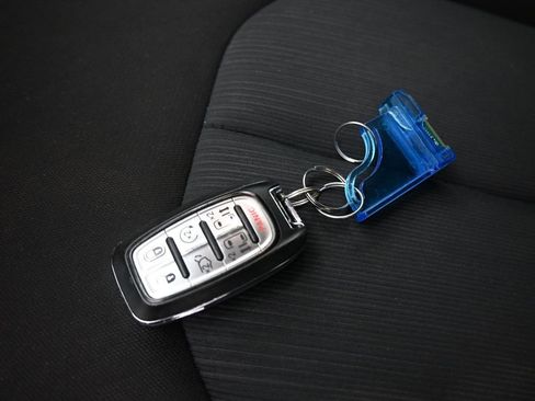 Used 2023 Chrysler Voyager LX image 66