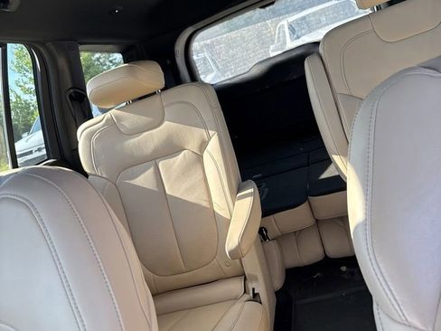Used 2023 Jeep Grand Cherokee L Limited w/ Luxury Tech Group II AWD/4WD image 9