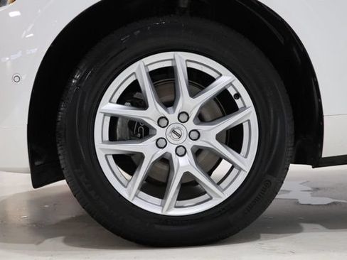 Used 2018 Volvo XC60 T5 Momentum w/ Vision Package AWD/4WD image 7