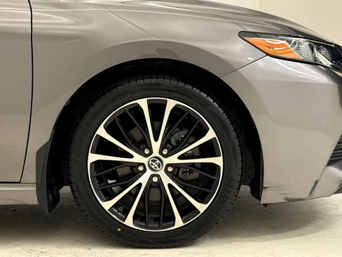 Used 2019 Toyota Camry SE FWD image 6
